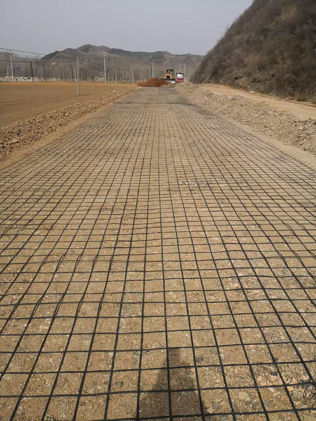内蒙古赤峰省道改扩建项目所采用双向钢塑复合土工格栅的规格型号